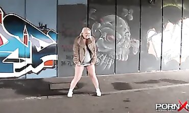 PLUS-SIZE UK first-timer femmes pissing public