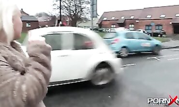 PLUS-SIZE UK first-timer femmes pissing public