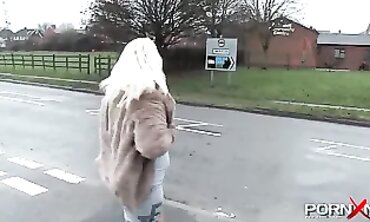 PLUS-SIZE UK first-timer femmes pissing public
