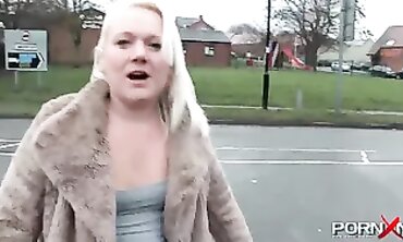 PLUS-SIZE UK first-timer femmes pissing public