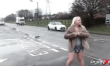 PLUS-SIZE UK first-timer femmes pissing public