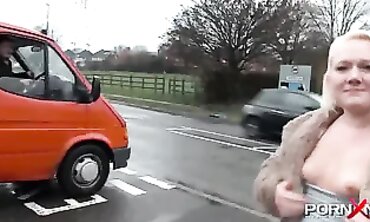 PLUS-SIZE UK first-timer femmes pissing public