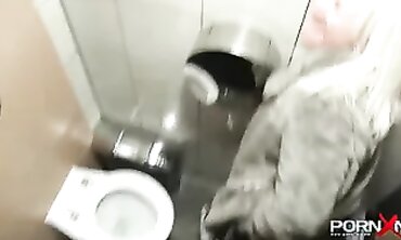 PLUS-SIZE UK first-timer femmes pissing public