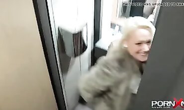 PLUS-SIZE UK first-timer femmes pissing public