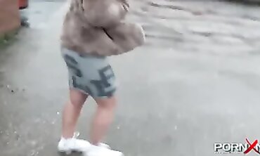 PLUS-SIZE UK first-timer femmes pissing public