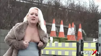 PLUS-SIZE UK first-timer femmes pissing public