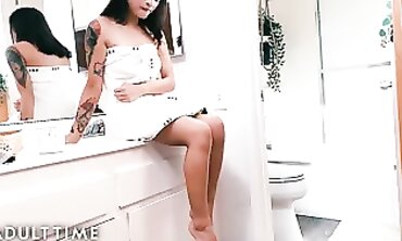 Jaw-Dropping Japanese Teen Masturbates Until Orgasm In Bathroom