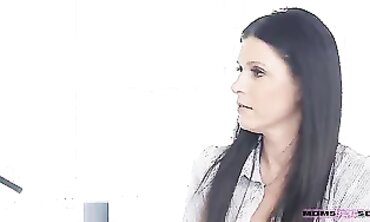 Mommy Loves A Good Load! MILF Gives Amazing Handjob And Swallows