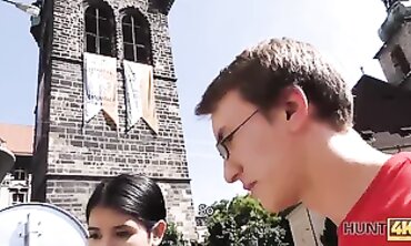 Teen BFFs Go On A Budget Roadtrip For Fun And Adventure