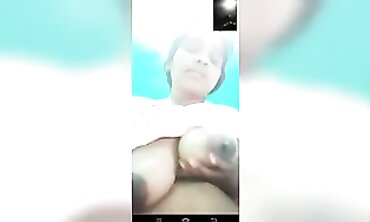 Tamil Auntie Boops - Sexy MILF Shows Off Her Best Assets