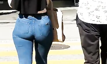 Denim Dolls - Curvy Girls in Jeans Fashion Show